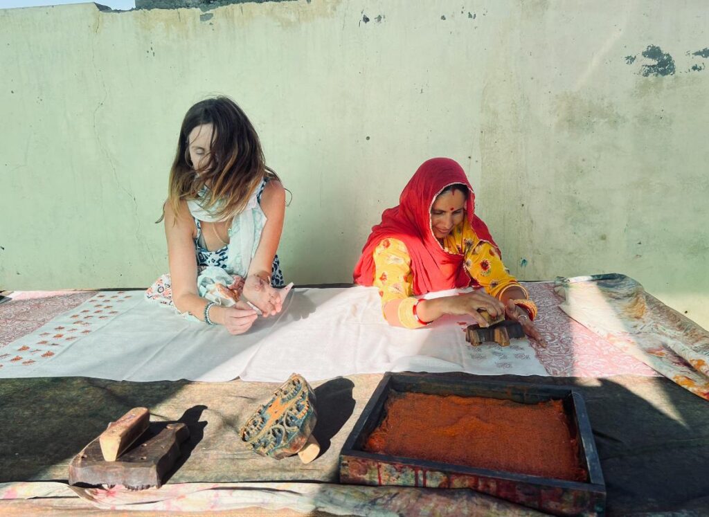 beshlie weaving with saheli woman